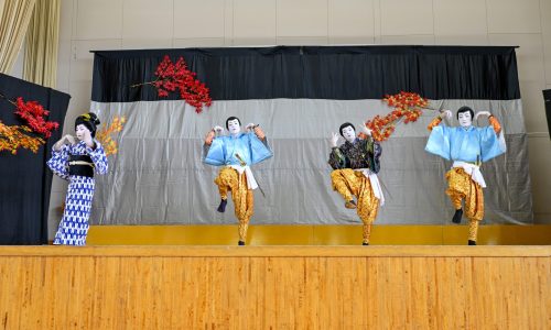 2024年船踊り「紅葉狩り」鬼女が化けた侍女から宴に誘われる平維茂たち