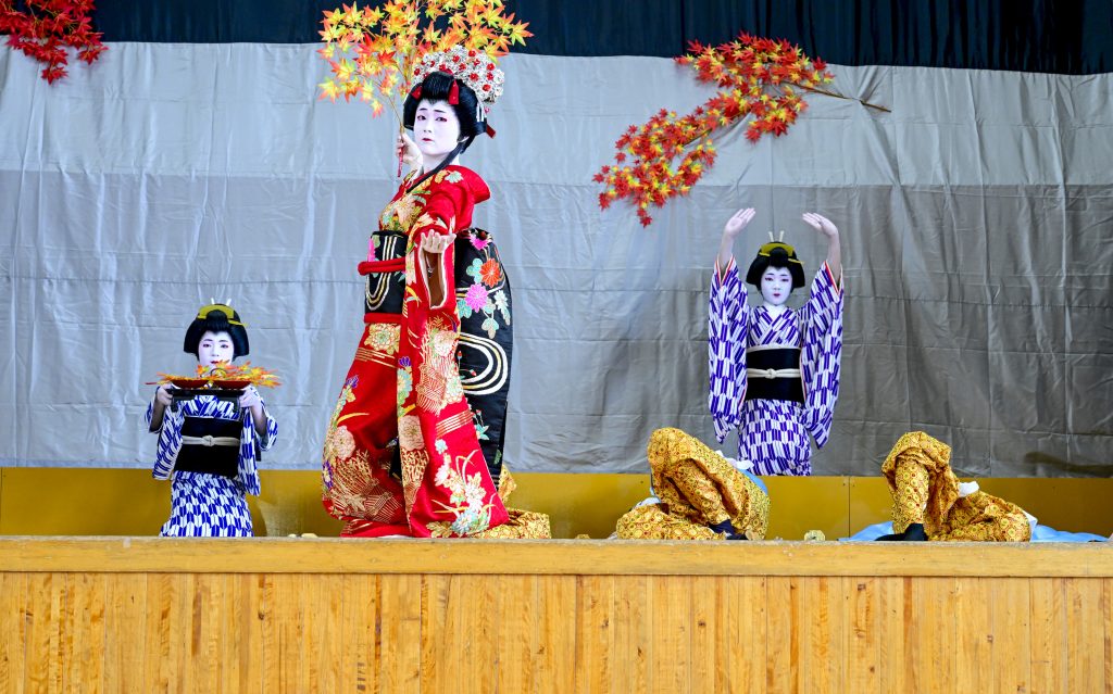 2024年船踊り「紅葉狩り」鬼女が化けた更科姫に刀を奪われる平維茂と従者たち