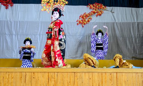 2024年船踊り「紅葉狩り」鬼女が化けた更科姫に刀を奪われる平維茂と従者たち