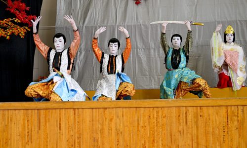 2024年船踊り「紅葉狩り」山の守の使いから宝剣を授けられる平維茂と従者たち